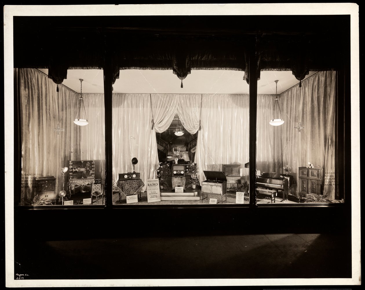 Ett skyltfönster på Aeolian Company, 29 West 42nd Street, New York, 1924 (silvergelatinprint) av Byron Company