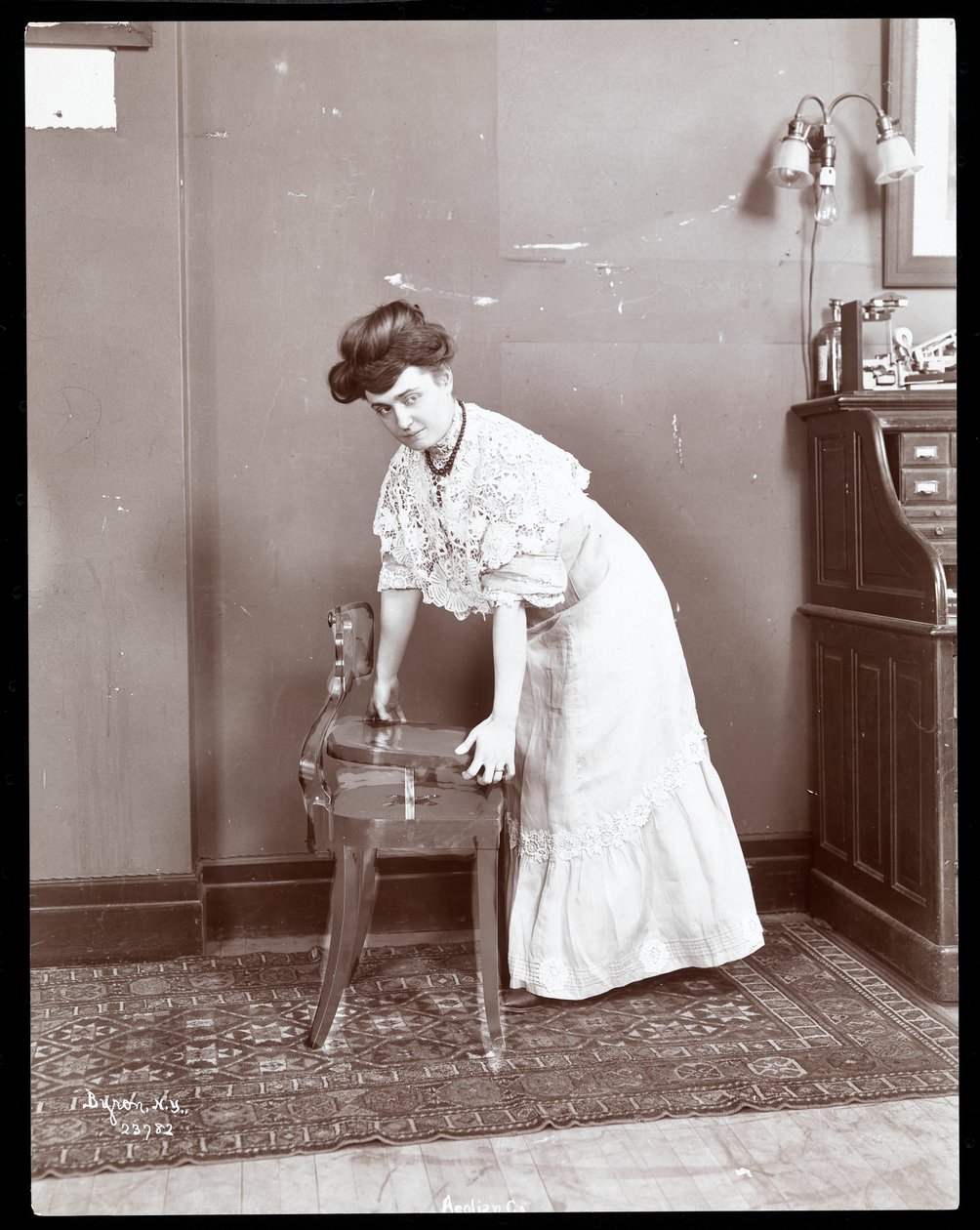 En kvinna som demonstrerar en speciell stol på Aeolian Co., New York, 1906 eller 1907 (silvergelatintryck) av Byron Company