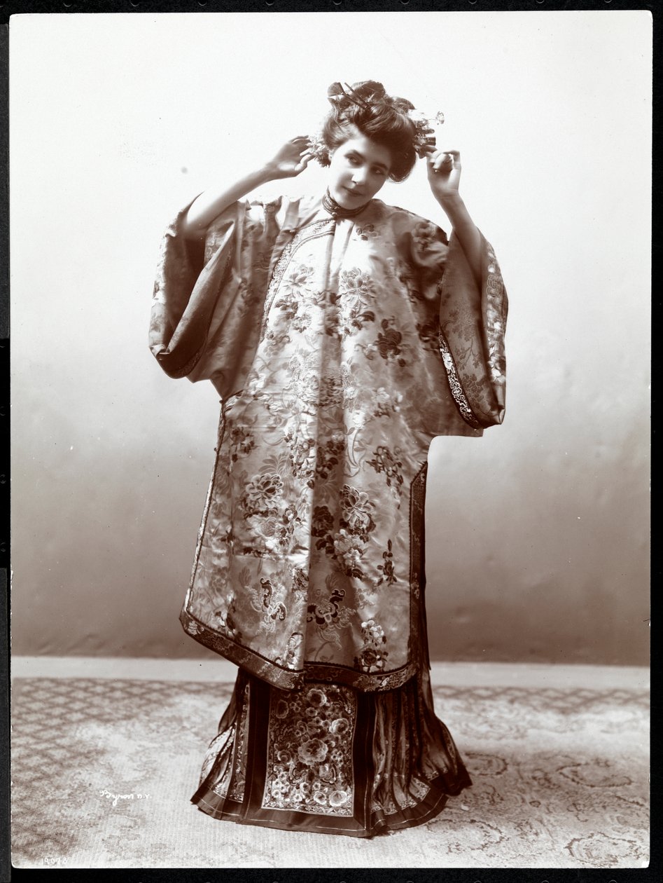 En kvinna som modellerar en japansk kimono, New York, 1904 (silvergelatintryck) av Byron Company