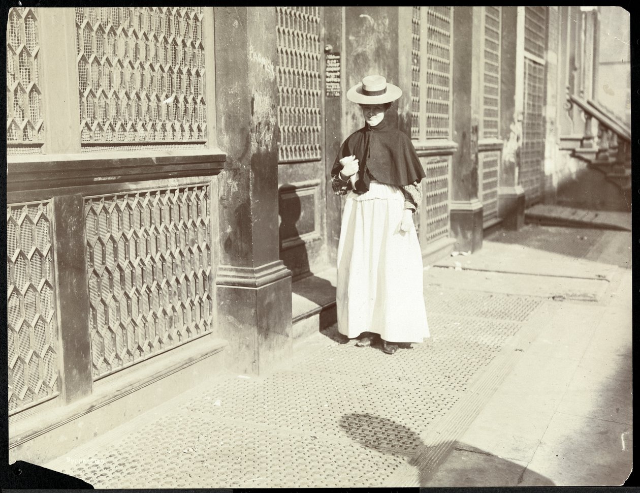 En kvinna som går längs en trottoar, New York, 1896-98 (silvergelatintryck) av Byron Company