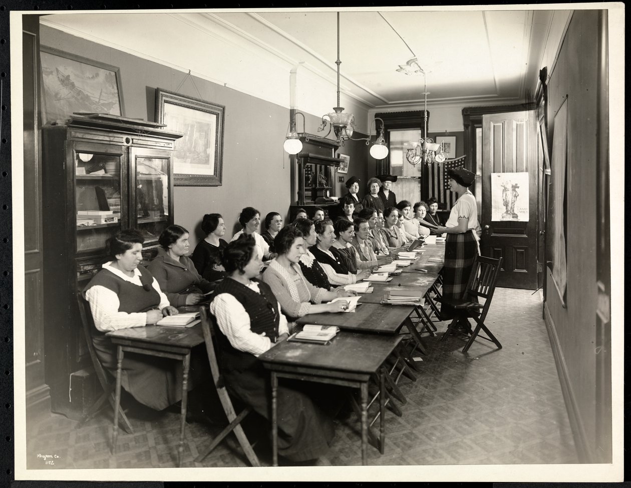 En amerikaniseringsklass för kvinnor på Rodeph Sholom Sisterhood, 157 East 94th Street, New York, 1920 (silvergelatintryck) av Byron Company