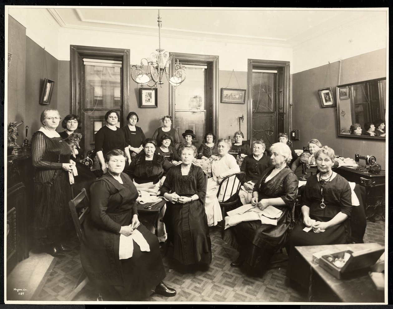 En sycirkel för kvinnor på 157 East 94th Street, Upper East Side, New York, 1920 (silvergelatintryck) av Byron Company