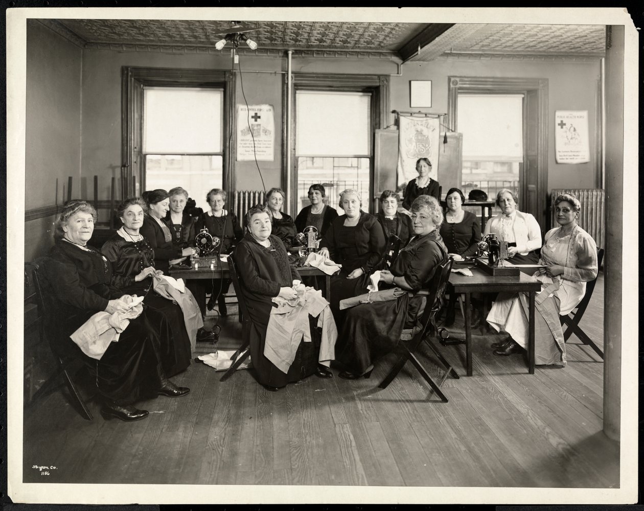 En sycirkel för kvinnor på Amelia Relief Society, 115 East 101st Street, East Harlem, New York, 1920 (silvergelatintryck) av Byron Company