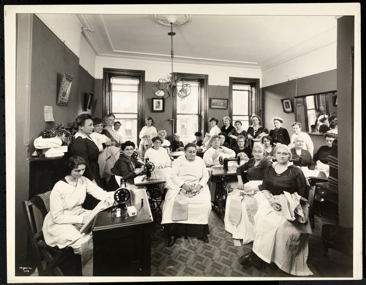 En kvinnlig sycirkel i Rodeph Sholom Sisterhood, 157 East 94th Street, New York, 1920 (silvergelatinprint) av Byron Company