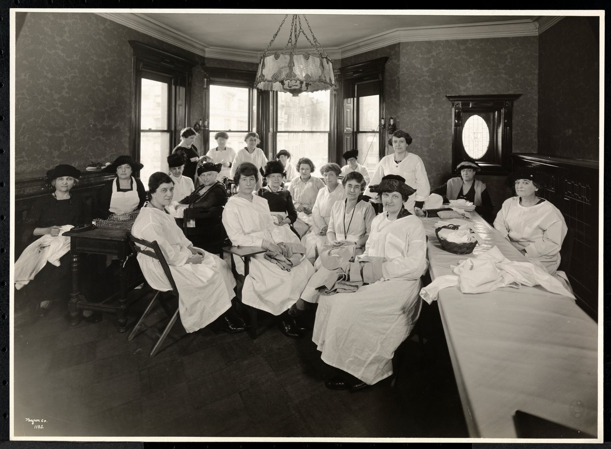 En sycirkel för kvinnor i nordöstra hörnet av 88th Street och West End Avenue, New York, 1920 (silvergelatintryck) av Byron Company