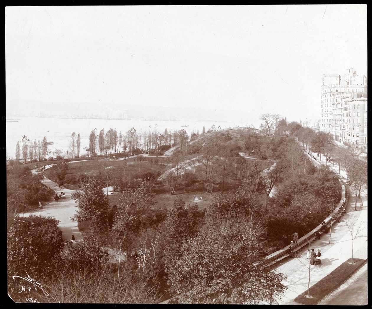 Flygfoto av Riverside Park, i nordostlig riktning, New York, ca 1893 (silvergelatintryck) av Byron Company