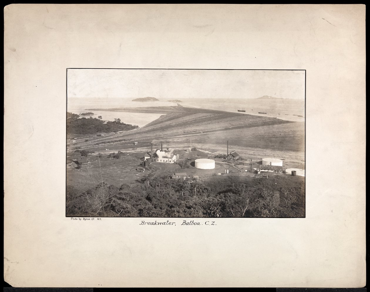Flygfoto av en vågbrytare vid Balboa, Stilla havets ingång till Panamakanalen, 1912 eller 1913 (silvergelatintryck) av Byron Company