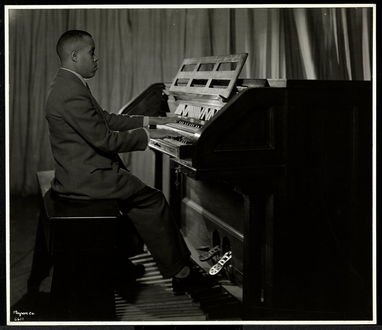 Afroamerikansk man som spelar orgel på New York Association for the Blind, 111 East 59th Street, New York, 1934 (silvergelatintryck) av Byron Company