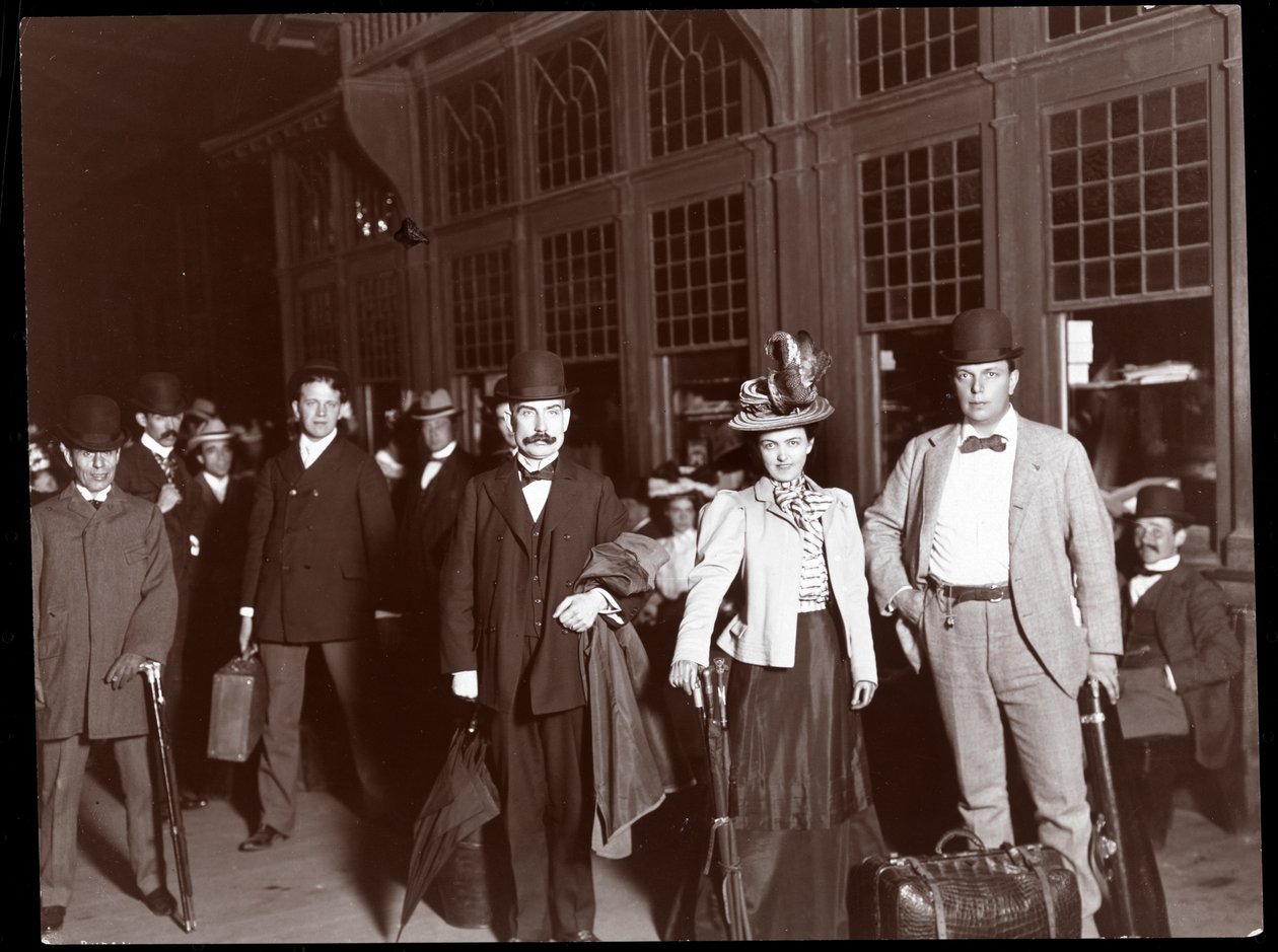 Alice Nielsen, Eugene Cowles och Frank Perley innan de går ombord på ett specialtåg på väg till Toronto, Kanada, 1898 (silvergelatintryck) av Byron Company