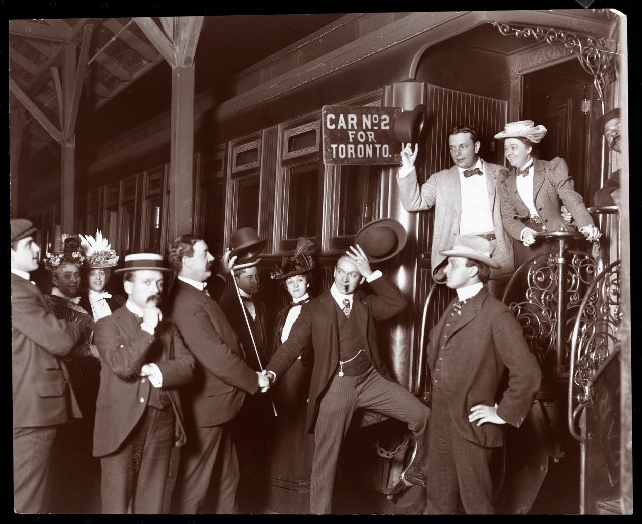 Alice Nielsen ombord på ett specialtåg på väg till Toronto, Kanada, 1898 (silvergelatintryck) av Byron Company