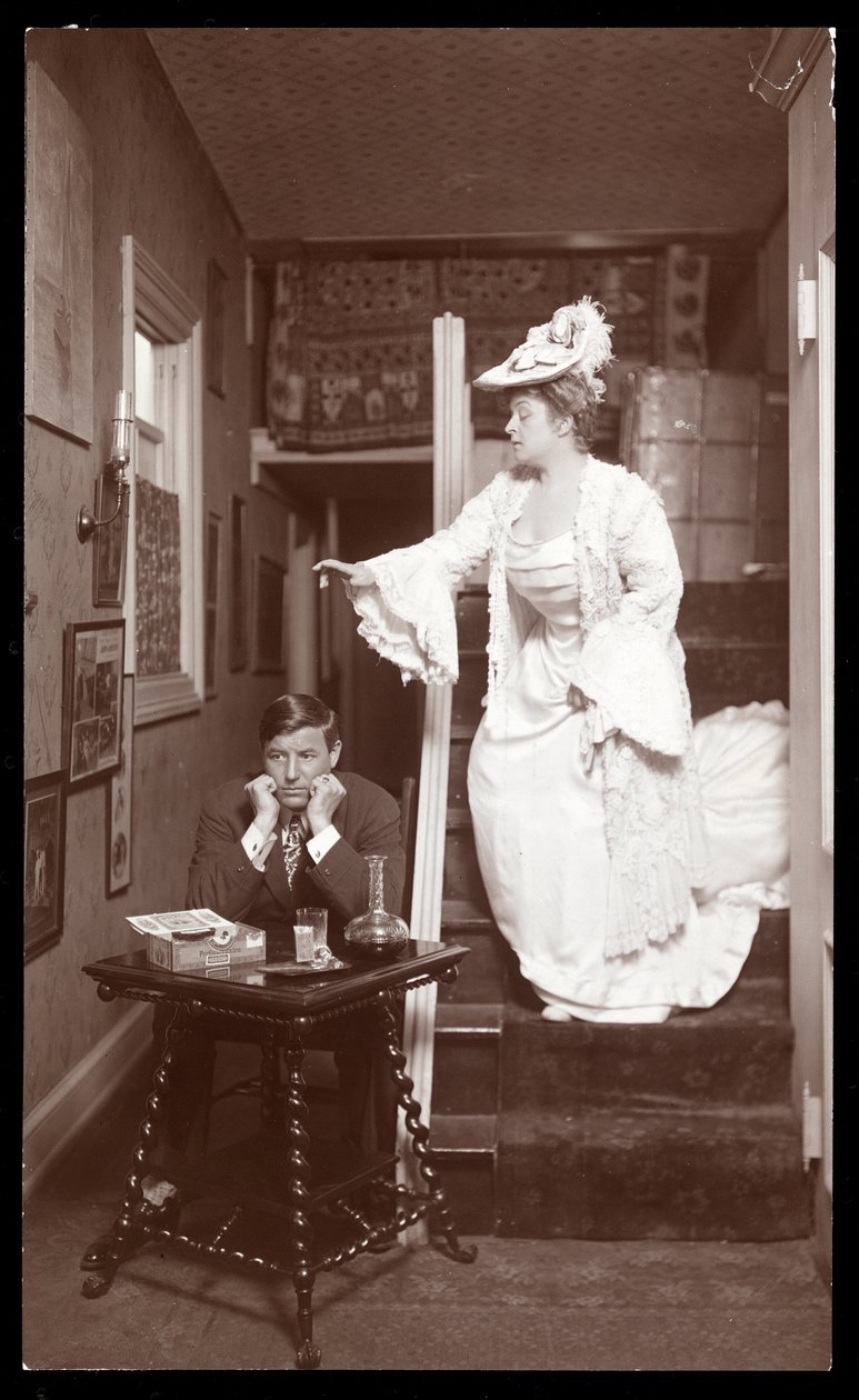 Amelia Bingham och C. Richmond poserade i hennes lägenhet, 1905 (silvergelatintryck) av Byron Company
