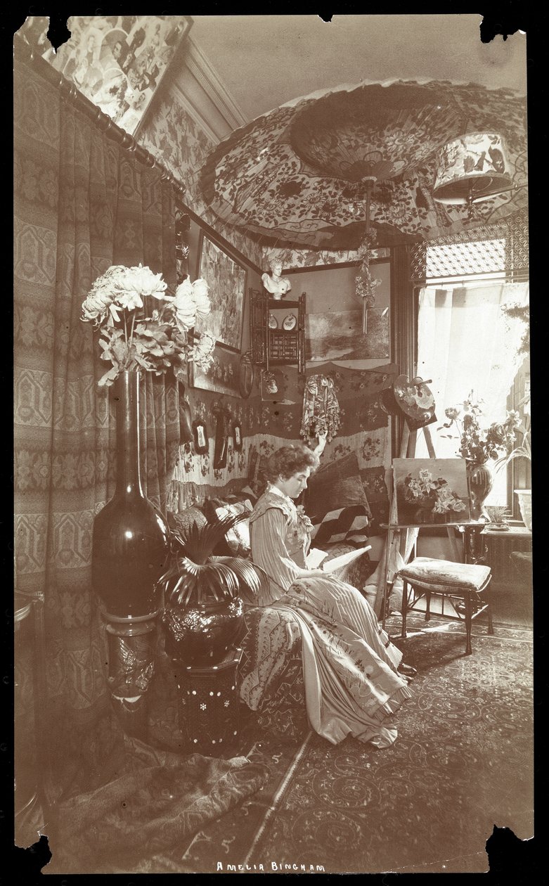 Amelia Bingham sitter i sin lägenhet och läser, ca 1905 (silvergelatintryck) av Byron Company