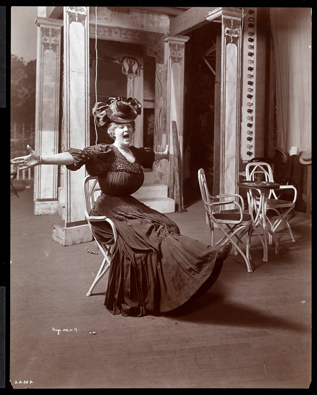 Amelia Summerville i kostym som "Burlesquing Girl of the Golden West", 1906 (silvergelatintryck) av Byron Company