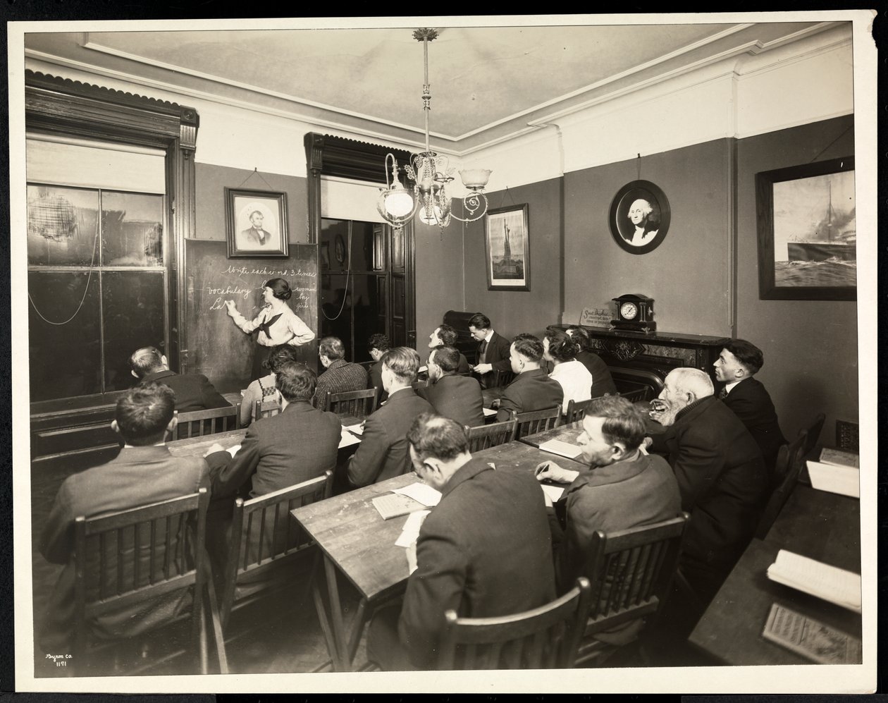 Amerikaniseringsklass vid Rodeph Sholom Sisterhood, 157 East 94th Street, New York, 1920 (silvergelatintryck) av Byron Company