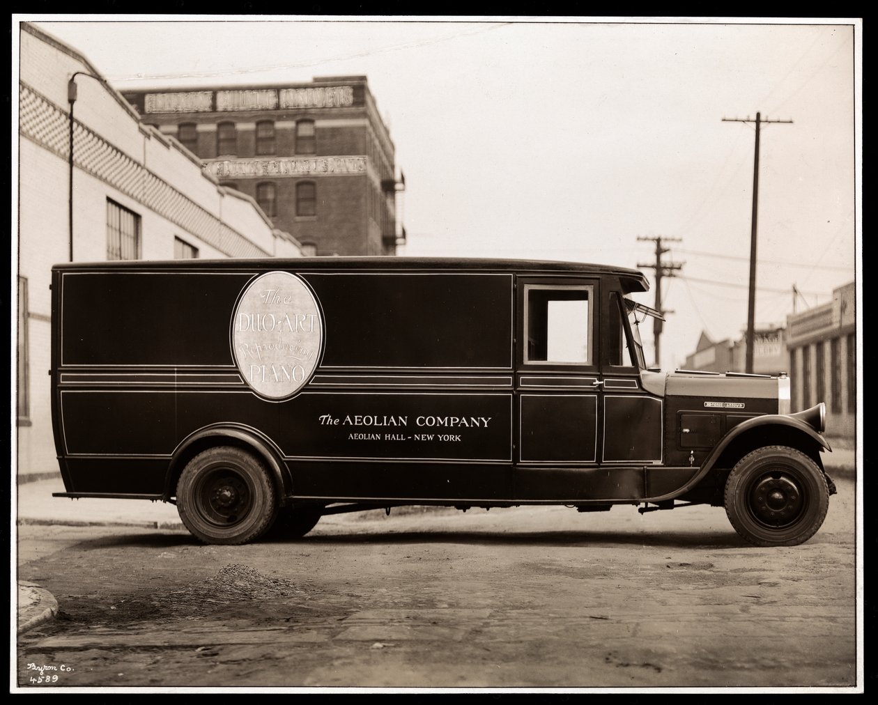 En Aeolian Company Pierce Arrow leveransbil på 711 East 139th Street, Harlem, New York, 1926 (silvergelatintryck) av Byron Company