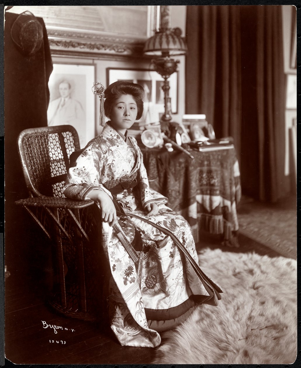 En asiatisk kvinnlig fotomodell i kimono på Strauss Studio, New York, 1903 (silvergelatinprint) av Byron Company