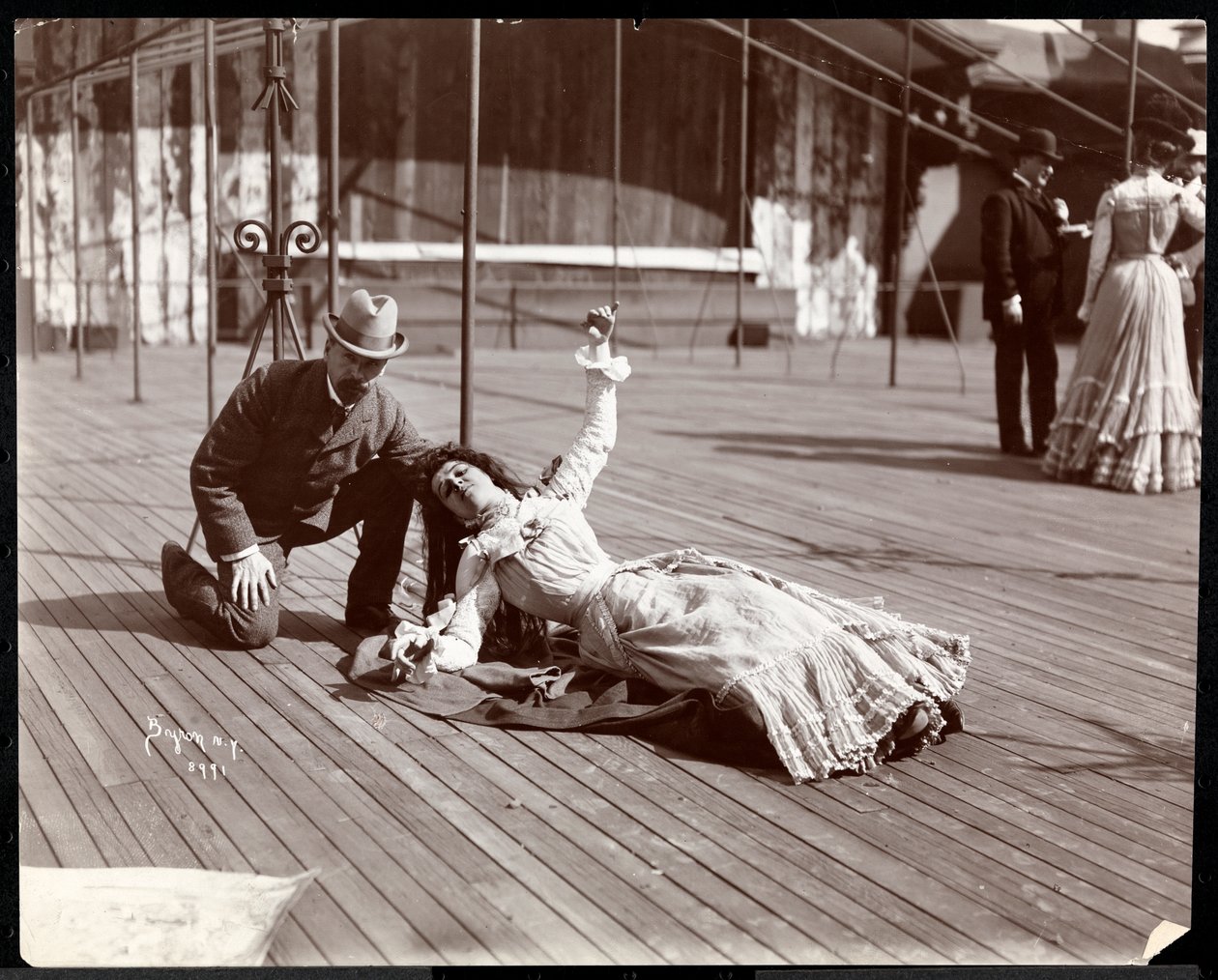 En skådespelerska i kostym som repeterar på taket av vad som förmodligen är New York Theatre, New York, 1900 (silvergelatintryck) av Byron Company