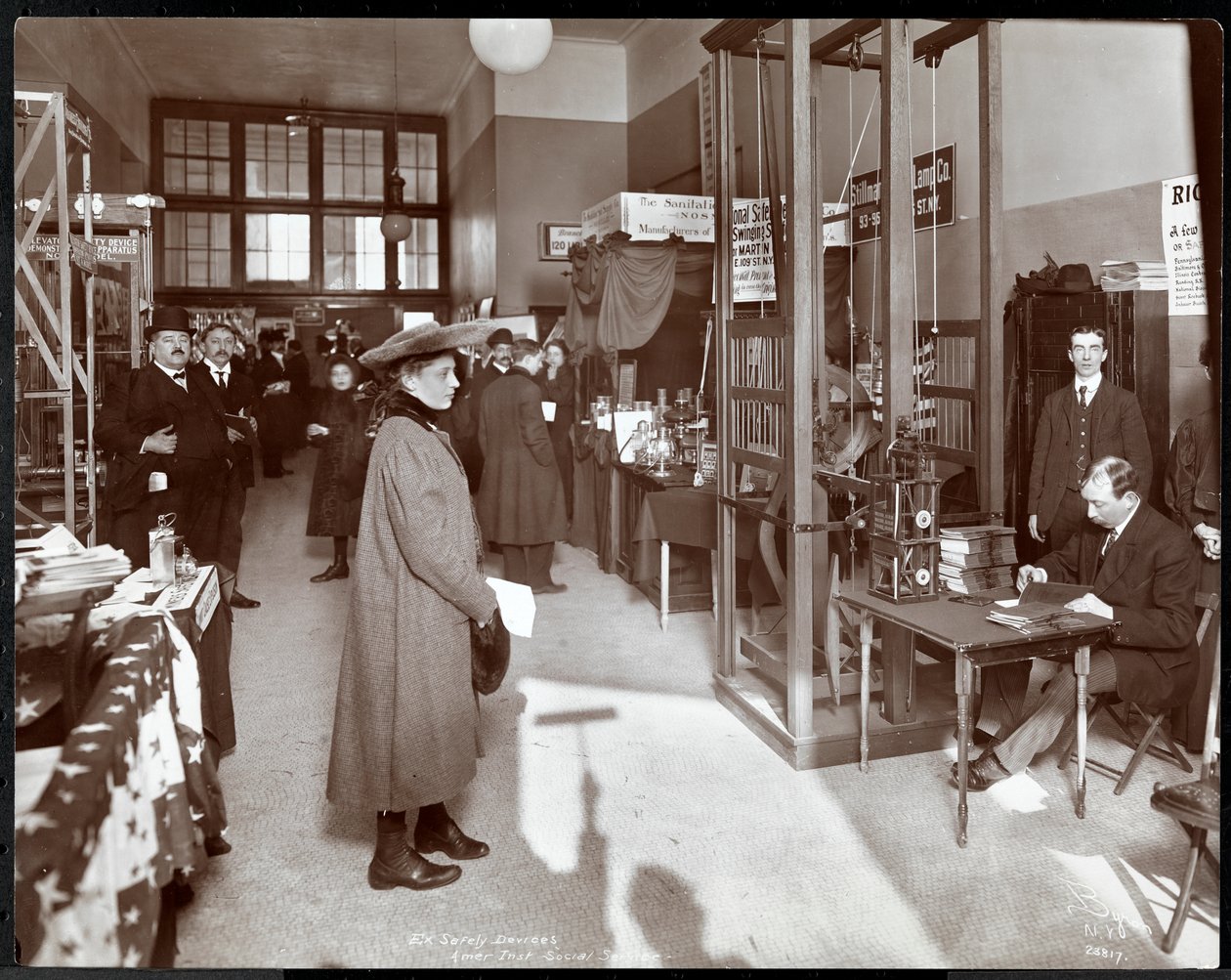 En utställning med säkerhetsanordningar på American Institute of Social Service, New York, 1906-07 (silvergelatin) av Byron Company