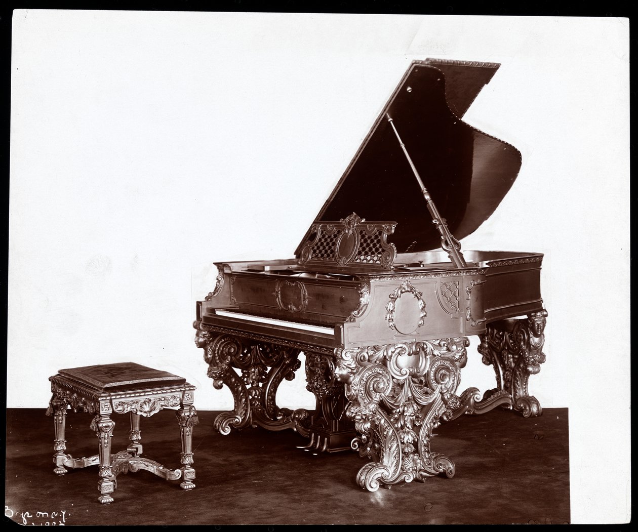 Ett utsmyckat piano och bänk av Webber Piano Co., New York, 1906 (silvergelatintryck) av Byron Company