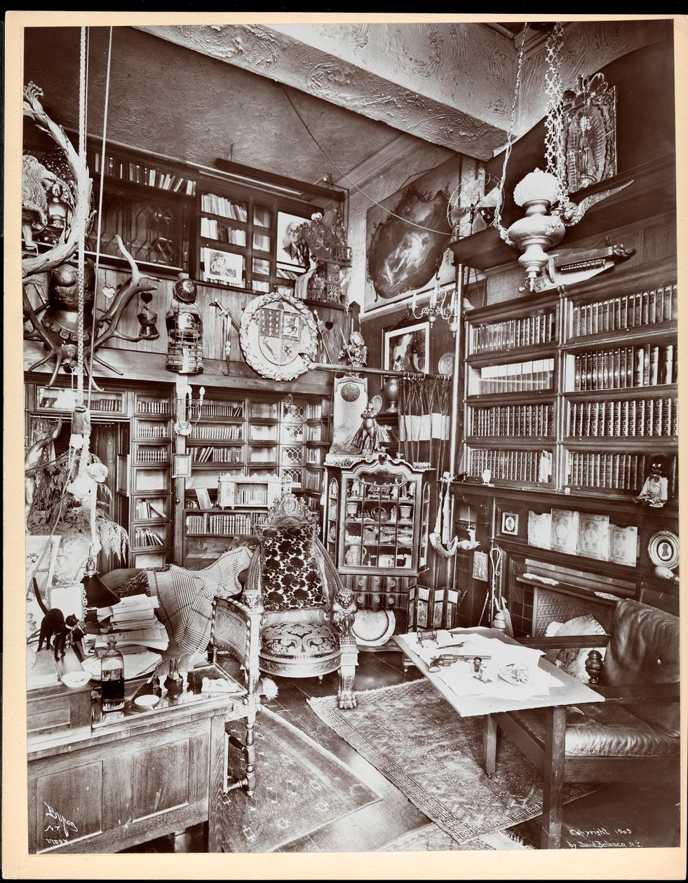 Ett utsmyckat arbetsrum i David Belascos bostad, 1909 (silvergelatintryck) av Byron Company