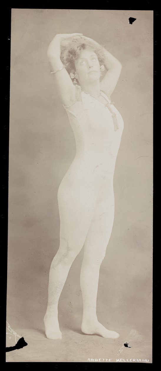 Annette Kellerman, ca 1900 (silvergelatin) av Byron Company