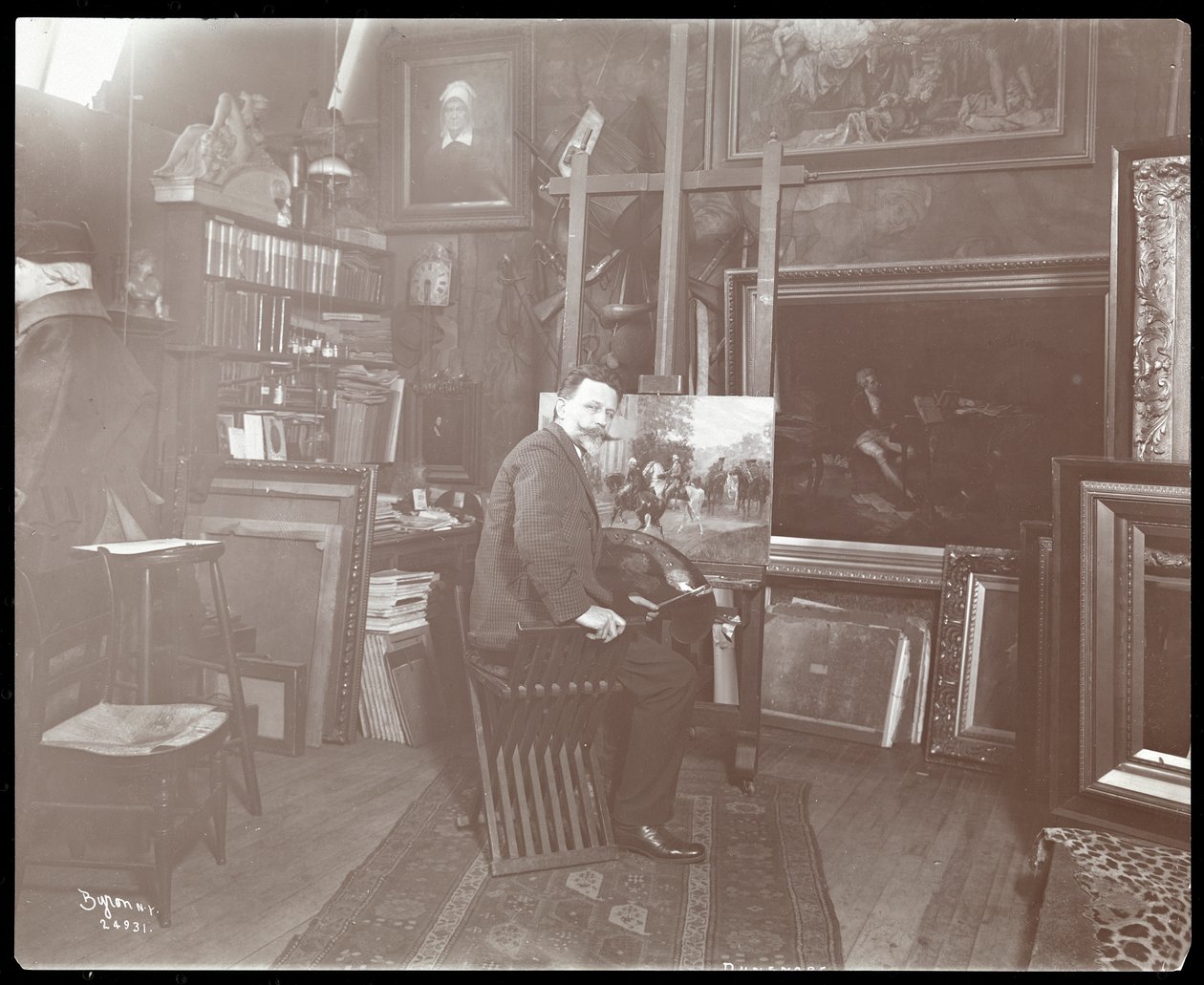 Konstnär som arbetar på en målning, 1907 (silvergelatintryck) av Byron Company