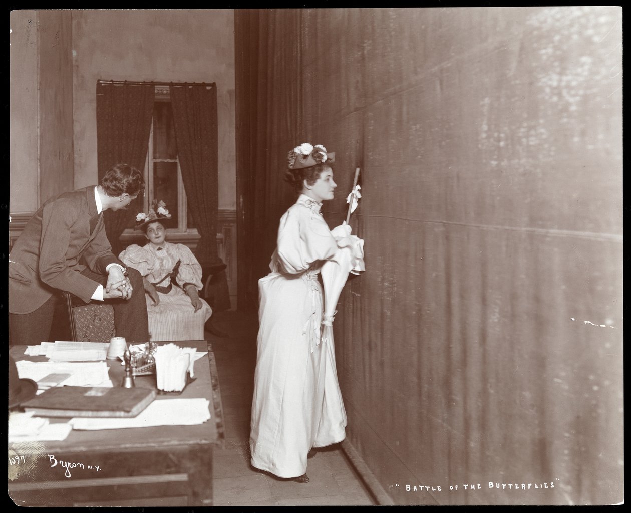 Bakom scenen på Irving Palace Theatre, New York, under en föreställning av "Battle of the Butterflies", 1895 (silvergelatintryck) av Byron Company