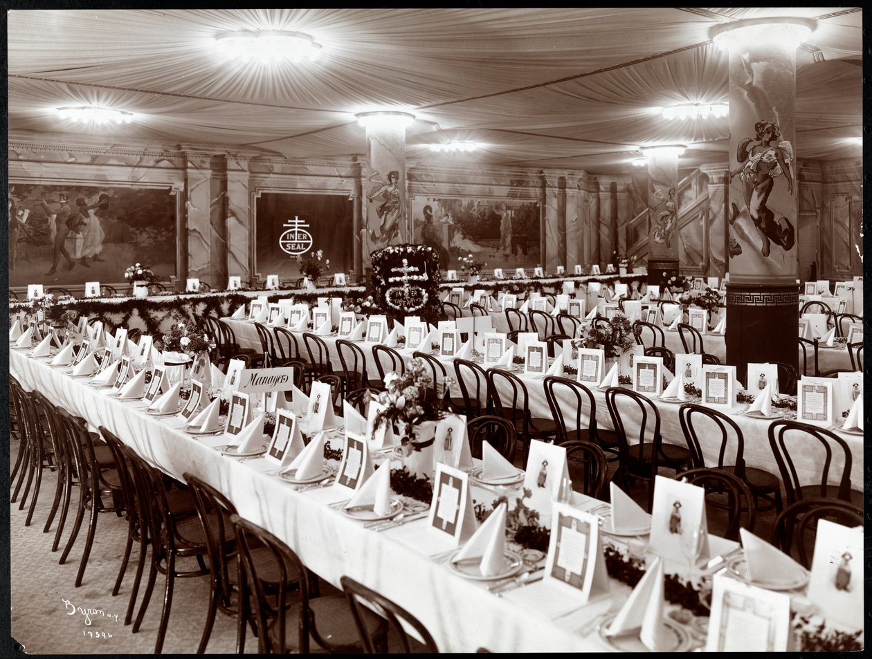 Bankettsal med bord till National Biscuit Co. banketten, New York, 1904 (silvergelatintryck) av Byron Company