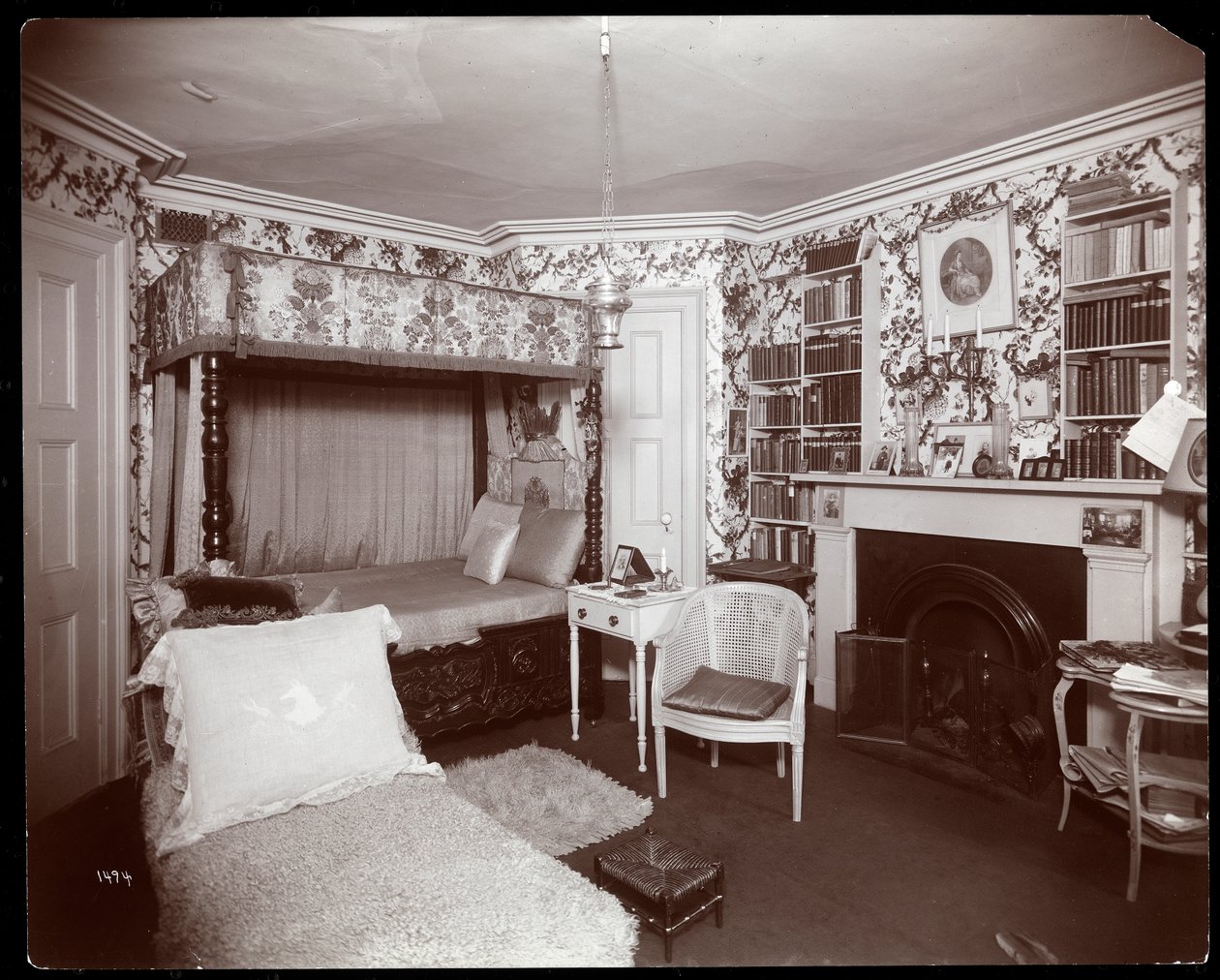 Sovrum i Elsie de Wolfes residens på 122 East 17th Street, New York, 1895 eller 1896 (silvergelatintryck) av Byron Company