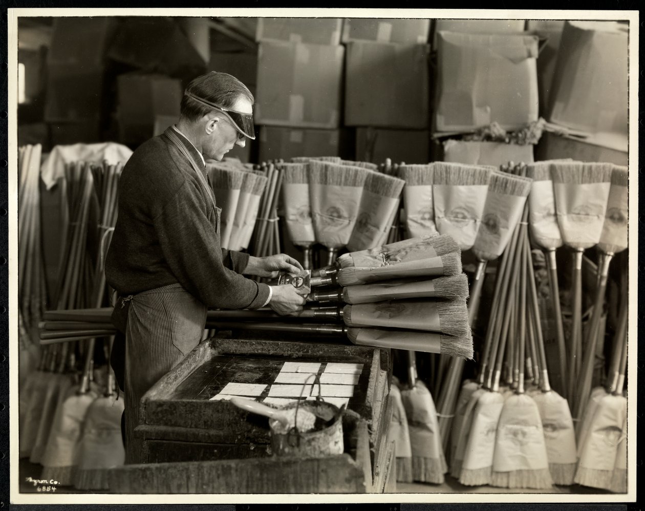 Blind man som märker kvastar i Bourne Memorial Building, New York, 1935 (silvergelatintryck) av Byron Company