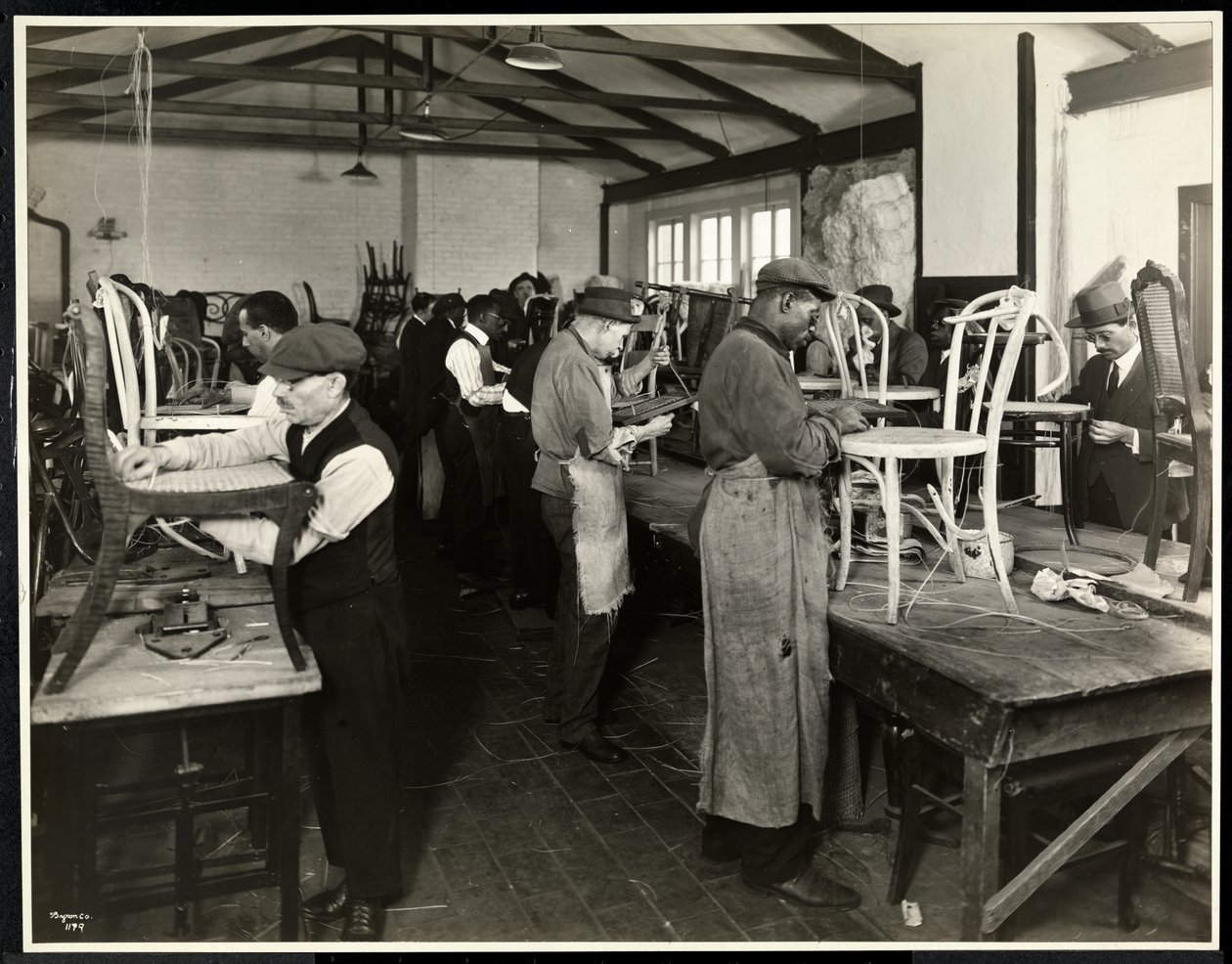 Blinda män som rekanerar sig på stolar i Bourne Memorial Building, New York, 1920 (silvergelatintryck) av Byron Company