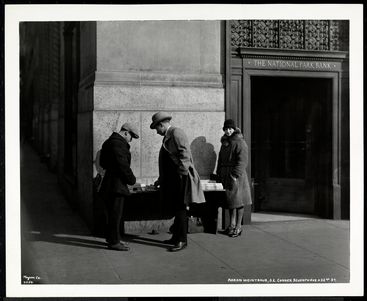 Den blinda nyhetsförsäljaren, Aaron Weintraub, vid sin monter i sydöstra hörnet av 7th Avenue och 32nd Street, New York, 1930 (silvergelatintryck) av Byron Company