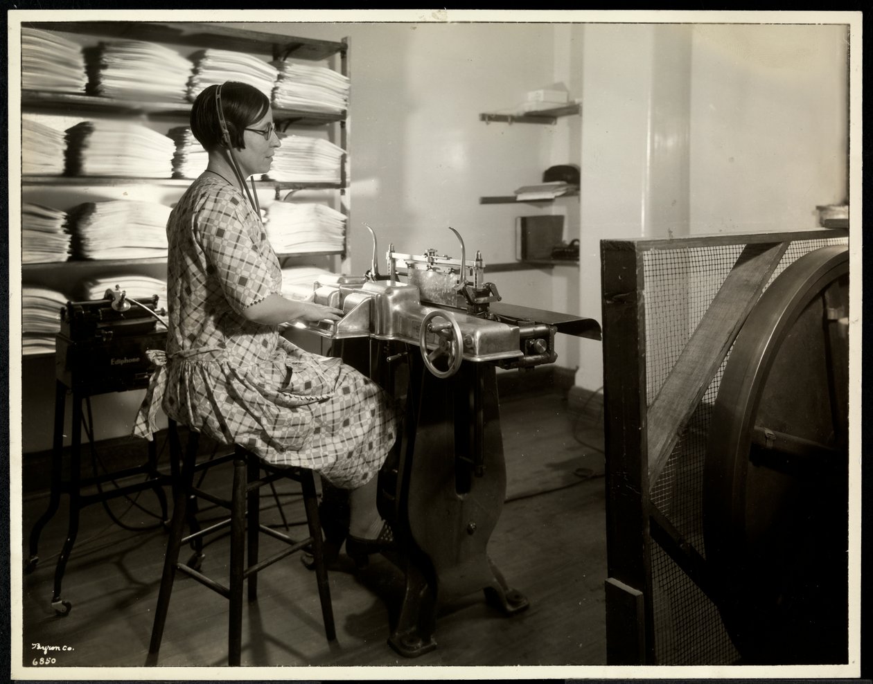 Blind kvinna, förmodligen Charlotte Rohr, arbetar med punktskrift, diktafon och stereotyp, New York, 1933 (silvergelatintryck) av Byron Company