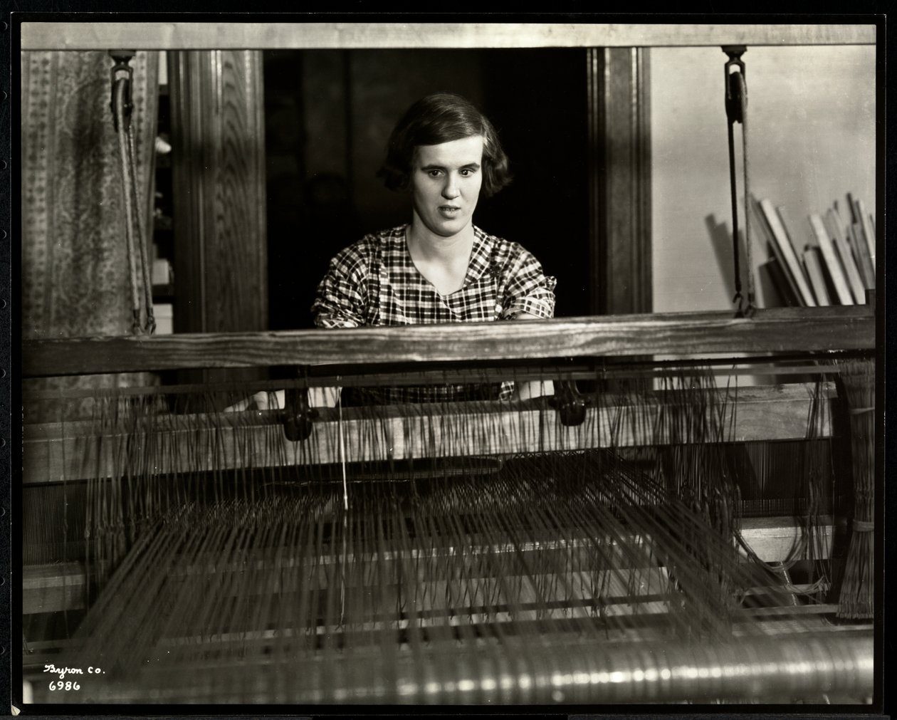 Blind ung kvinna som arbetar vid en vävstol på New York Association for the Blind, 111 East 59th Street, New York, 1934 (silvergelatintryck) av Byron Company