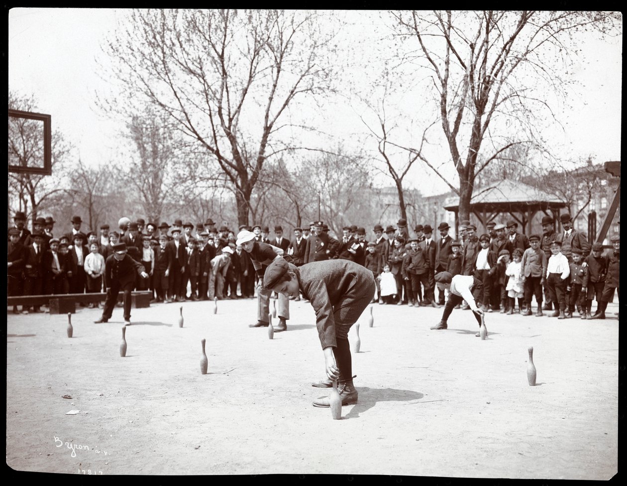 Pojkar väntar på att få skjuta i ett lopp på Arbor Day, Tompkins Square Park, New York, 1904 (silvergelatintryck) av Byron Company