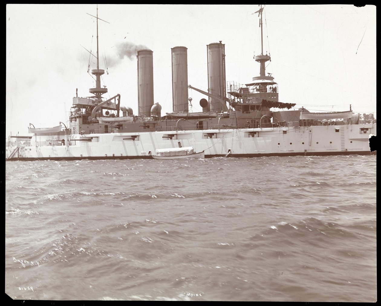 Bredbild av U.S.S. Maine, 1906 (silvergelatintryck) av Byron Company