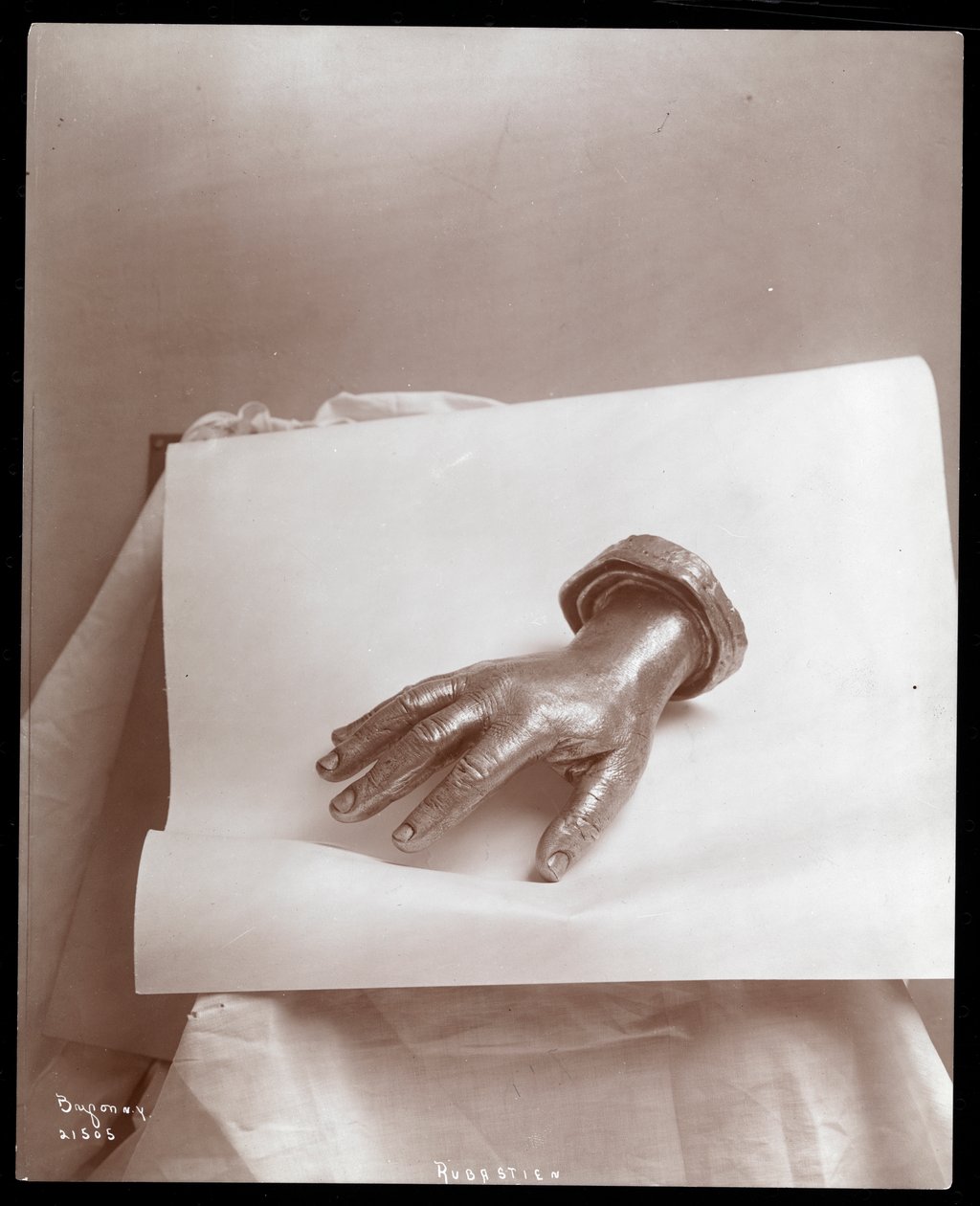 Bronsgjuten av Arthur Rubinsteins högra hand, 1906 av Byron Company