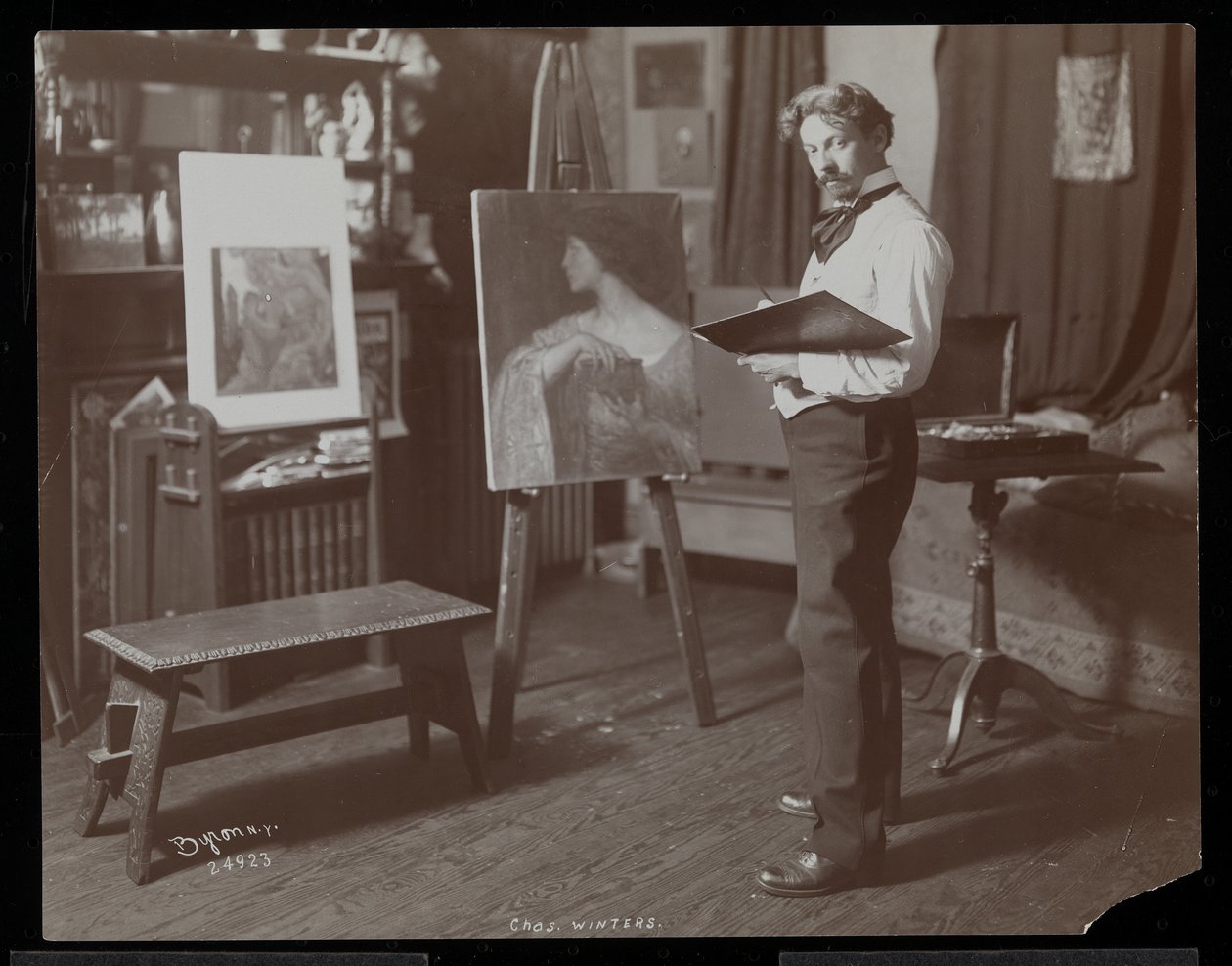 Charles Winter målar i sin ateljé, New York, 1907 (silvergelatintryck) av Byron Company