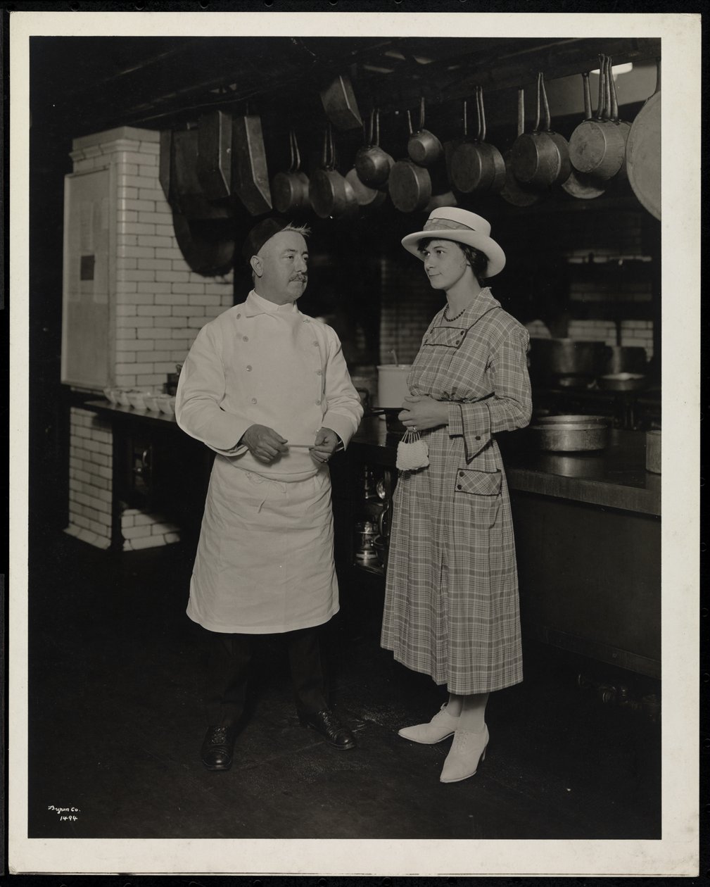 Kocken Leoni och Miss Selley från Toronto i köket på Hotel Commodore, 1920 (silvergelatintryck) av Byron Company