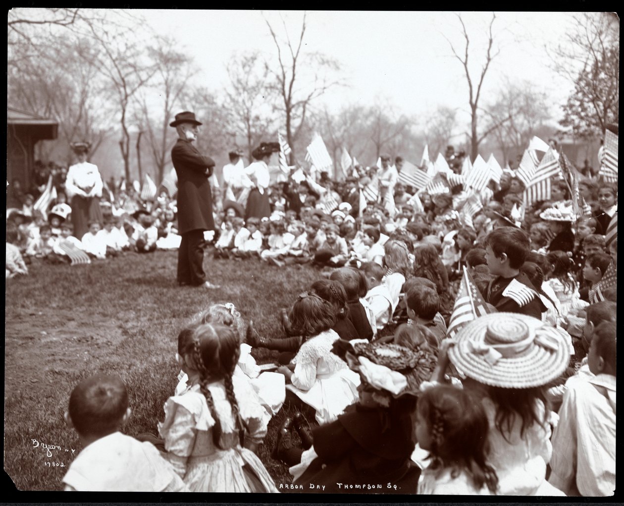 Barn tittar på en underhållare på Arbor Day i Tompkins Square Park, New York, 1904 (silvergelatintryck) av Byron Company