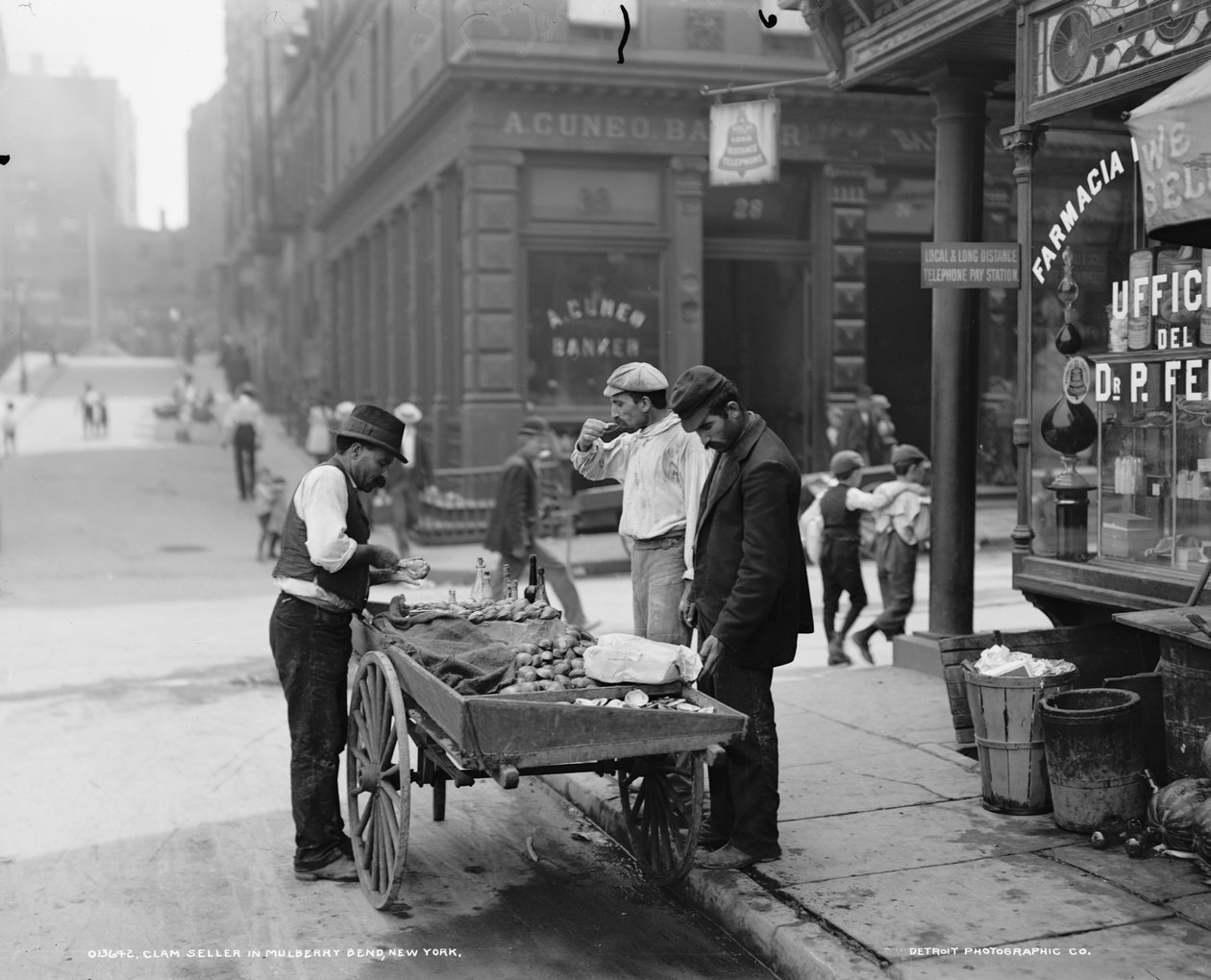 Musslaförsäljare i Mulberry Bend, N.Y., ca 1900 av Byron Company