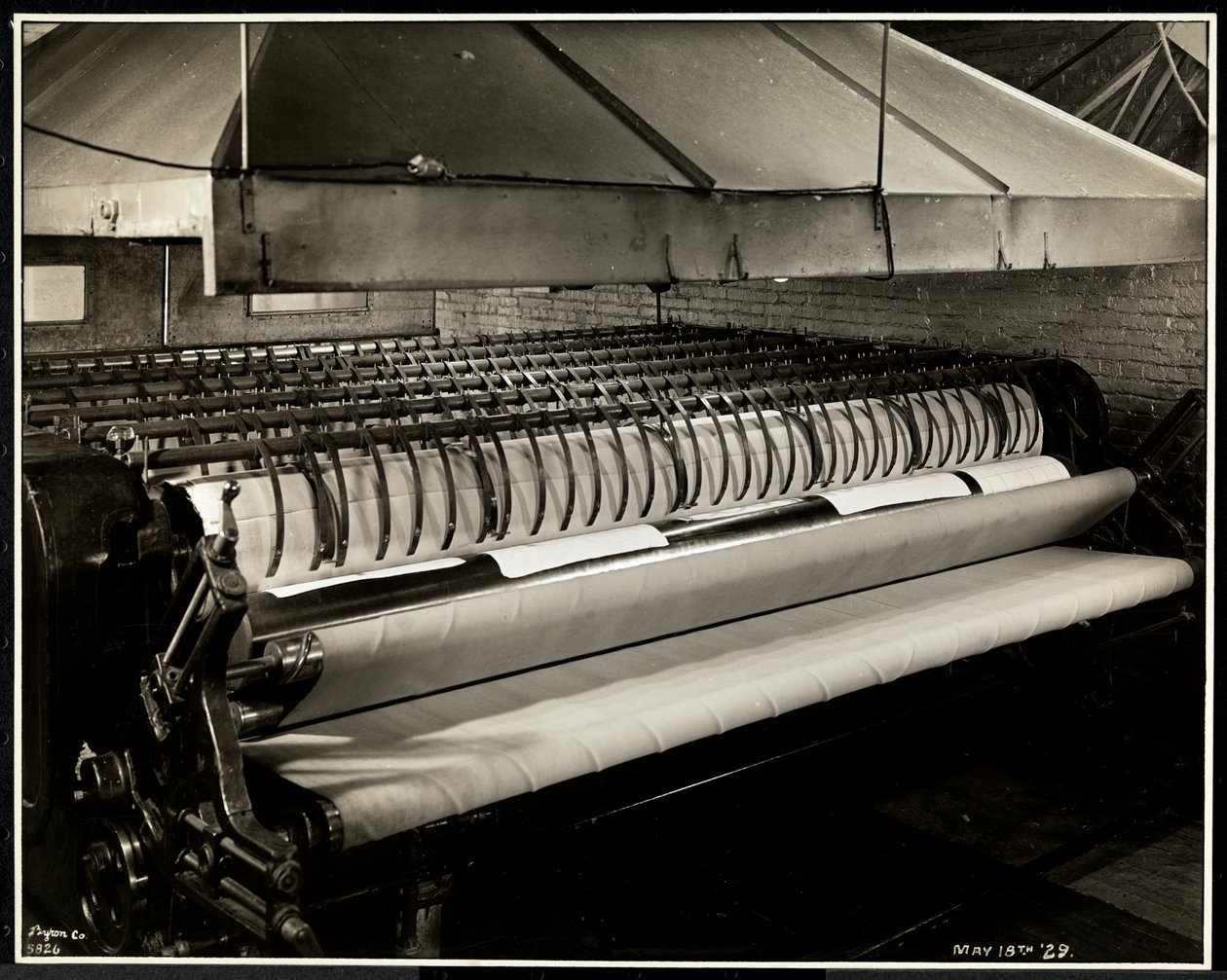Närbild av en "mangel"-maskin vid Carolyn Laundry på 111 East 128th Street, East Harlem, New York, 1929 (silvergelatintryck) av Byron Company