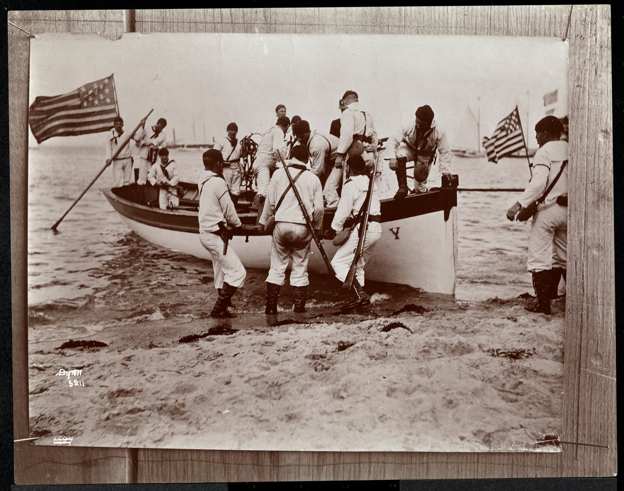 Kopia av ett tidigare foto av Naval Reserves med en grupp sjömän i en roddbåt, Fishers Island, New York, 1891 (silvergelatintryck) av Byron Company