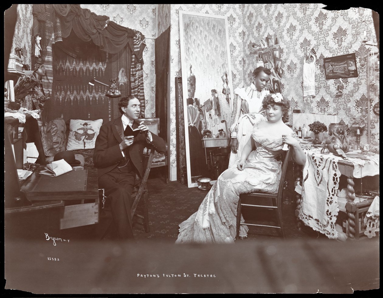 Corse Payton och fru i hans Fulton Street Theatre, New York, 1903 (silvergelatintryck) av Byron Company
