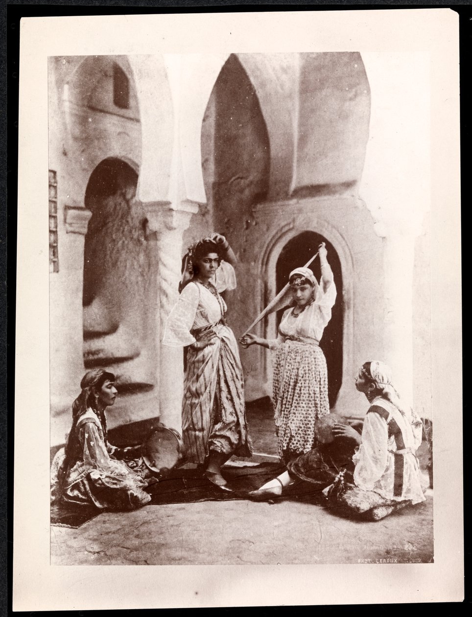 Dansande flickor och musiker, Nordafrika, ca 1900 (silvergelatintryck) av Byron Company