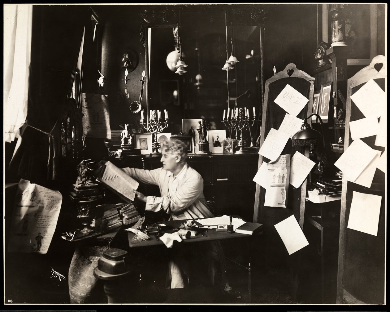 David Belasco i sitt arbetsrum, bläddrar i en ordbok, 1909 (silvergelatintryck) av Byron Company