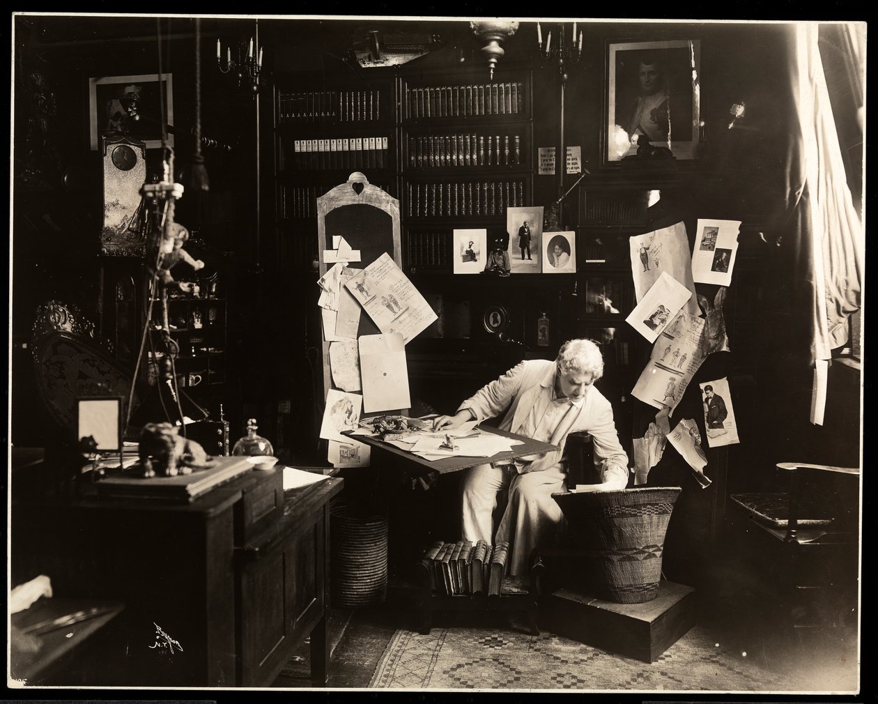 David Belasco satt i sitt arbetsrum i New York, 1909 (silvergelatintryck) av Byron Company