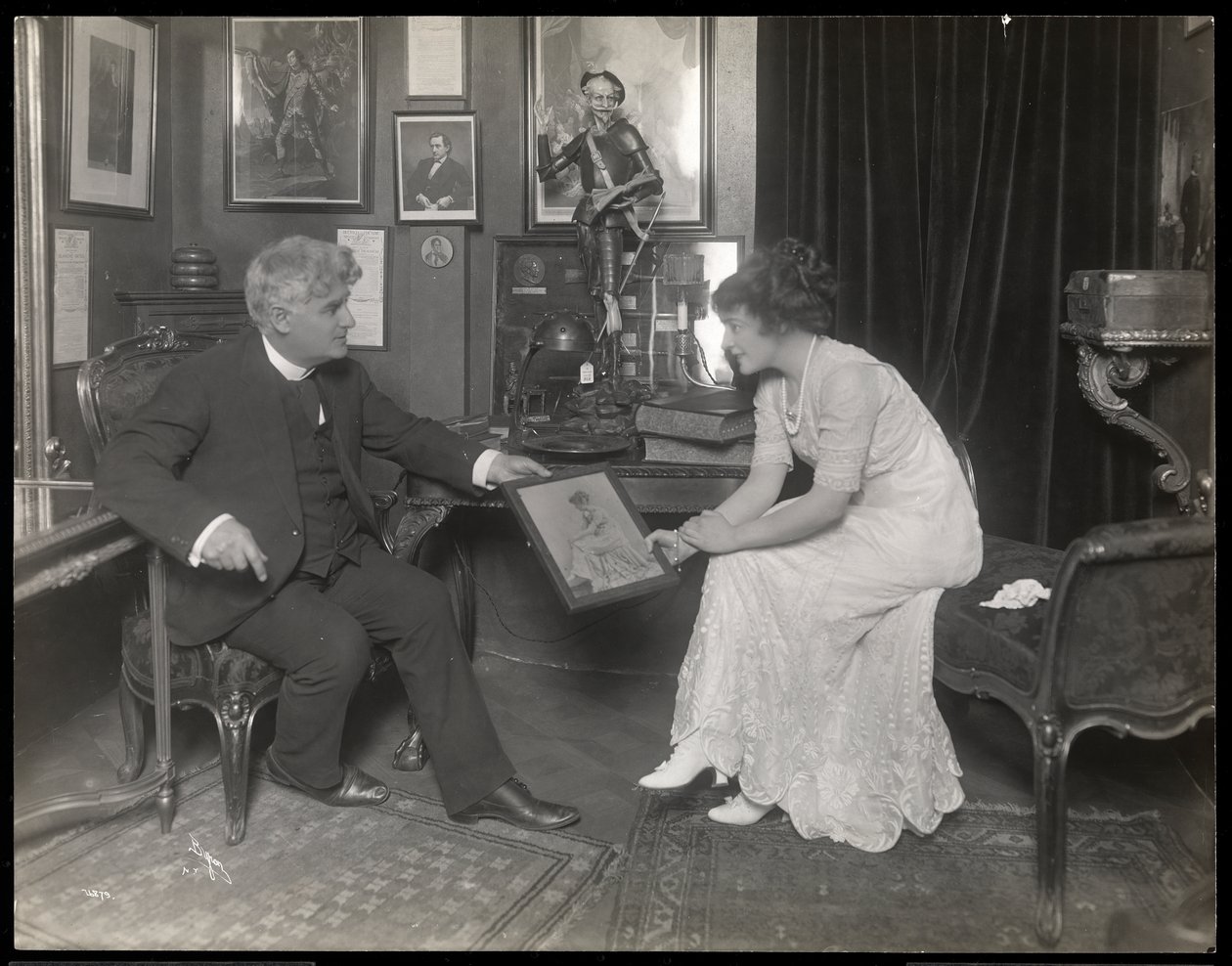 David Belasco visar ett porträtt till Frances Starr, efter 1909 (silvergelatintryck) av Byron Company