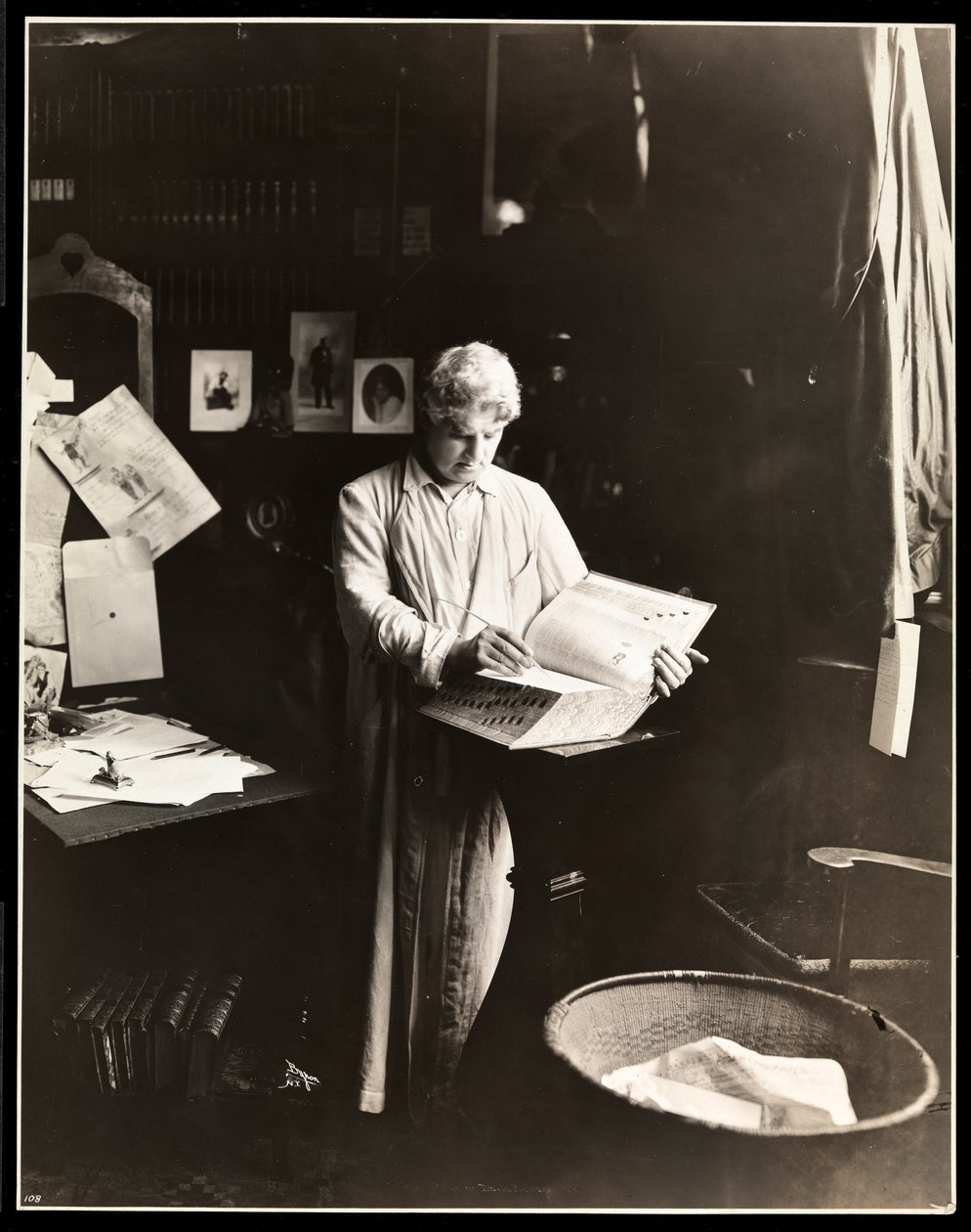 David Belasco står med en ordbok i handen, efter 1909 (silvergelatin) av Byron Company