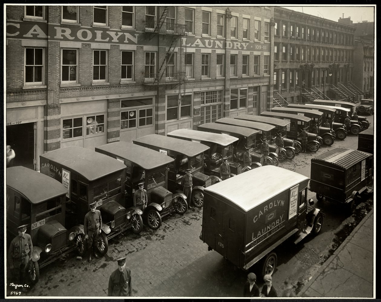 Leveransbilar parkerade utanför Carolyn Laundry på 111 East 128th Street, East Harlem, New York, 1929 (silvergelatintryck) av Byron Company